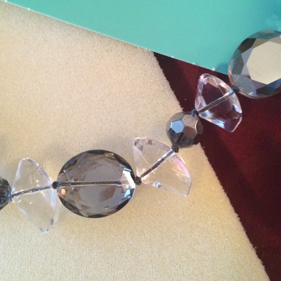 Crystal necklace never worn. - Picture 2 of 3