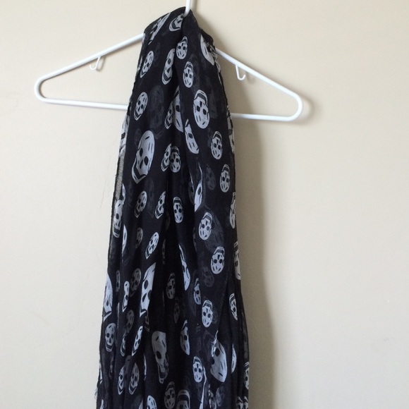 Skull scarf