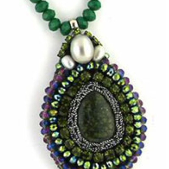 Incredible HandBeaded Designer Green Pendant Neckl - Picture 2 of 3