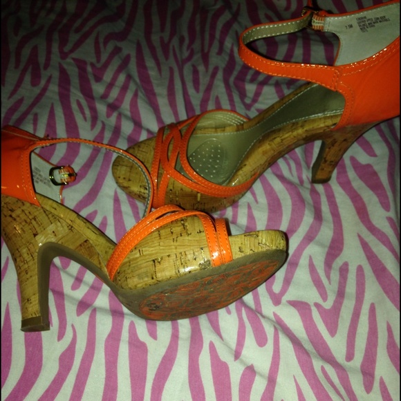Orange heels - Picture 2 of 3