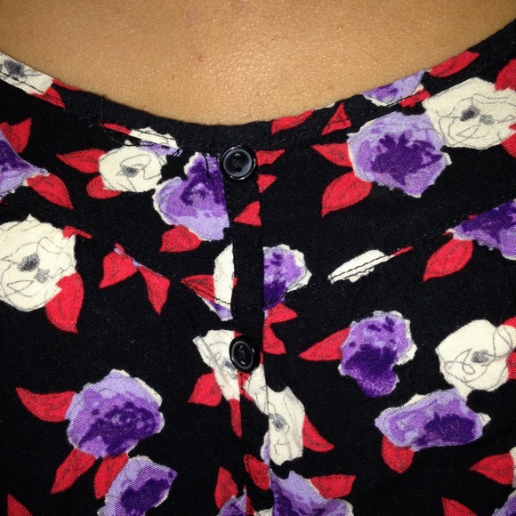 Free w/purchase Cute floral shirt....size small - Picture 3 of 3