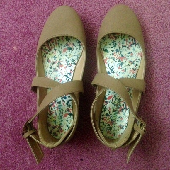 Beige strappy flats