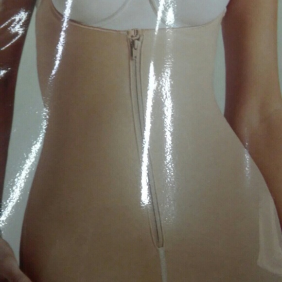 Slimming braless body shaper in boyshort. - Picture 4 of 4