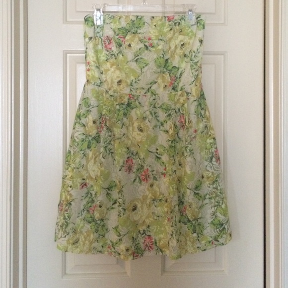 Floral strapless summer dress