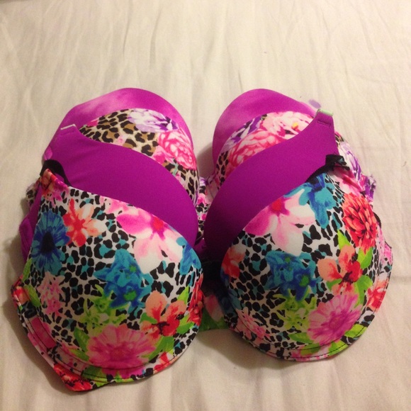 4 VICTORIA SECRET PUSH-UP BRAS!!