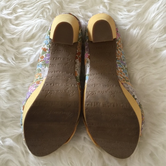 |Host Pick| Retro Floral Heels - Picture 3 of 4