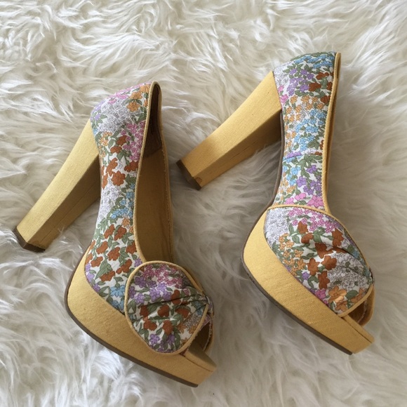 |Host Pick| Retro Floral Heels - Picture 4 of 4