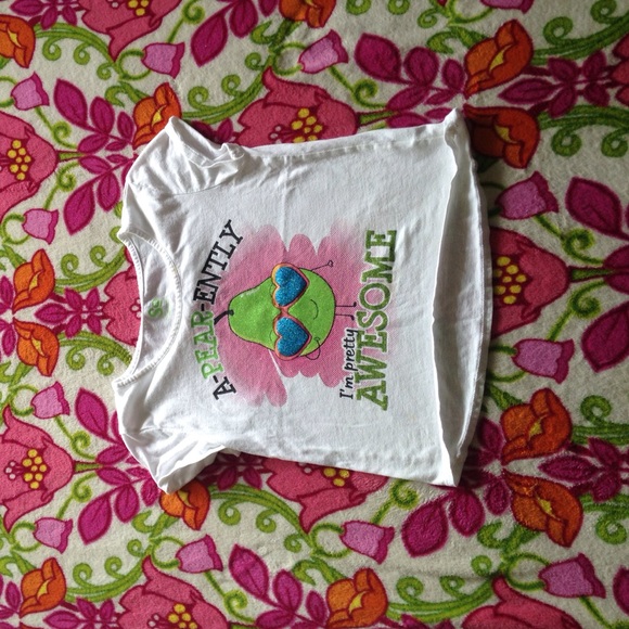 A white shirt with the pear on it - Picture 1 of 2