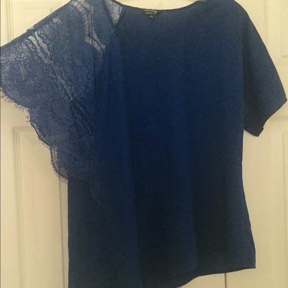 🔴SOLD🔴 Royal blue top with lace sleeve