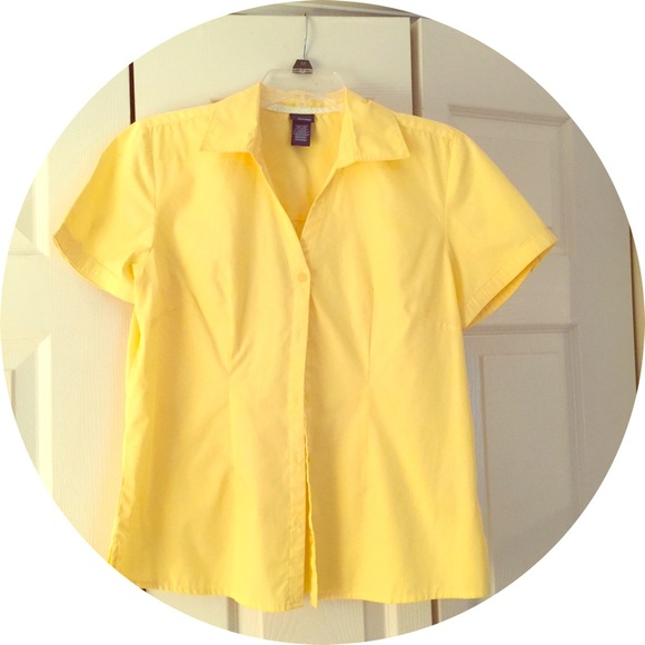🌸Yellow Button Down Short Sleeve Shirt!🌸