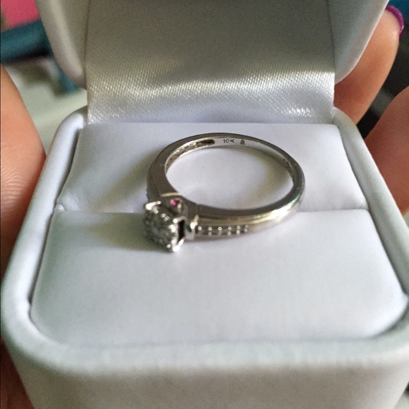 White gold diamond engagement ring - Picture 2 of 4