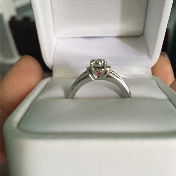White gold diamond engagement ring - Picture 3 of 4