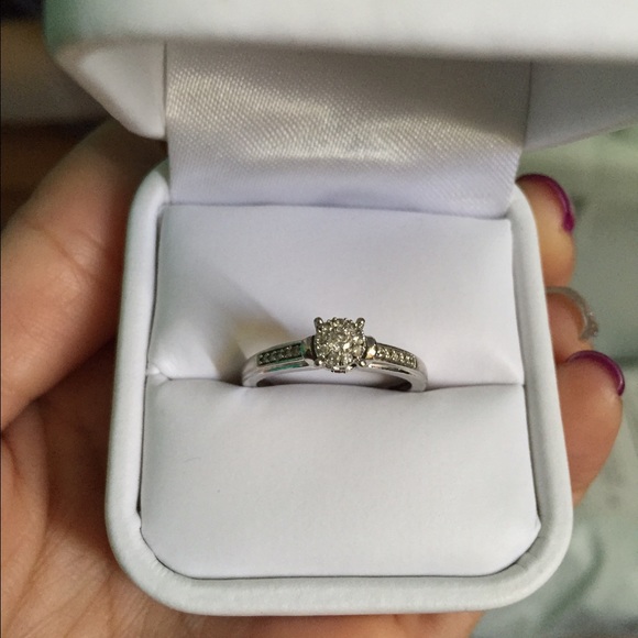 White gold diamond engagement ring - Picture 4 of 4