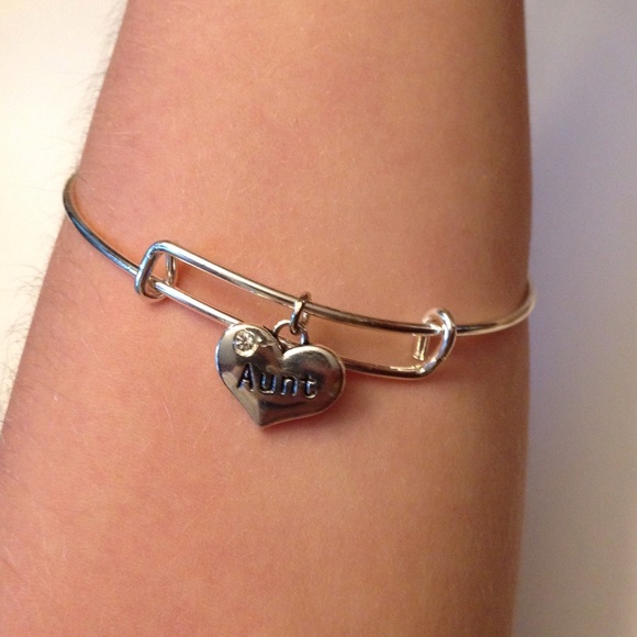 Simple Bracelet with heart shaped Aunt charm
