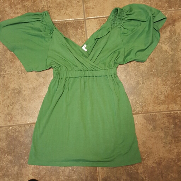 Green vneck top with flowy sleeves.