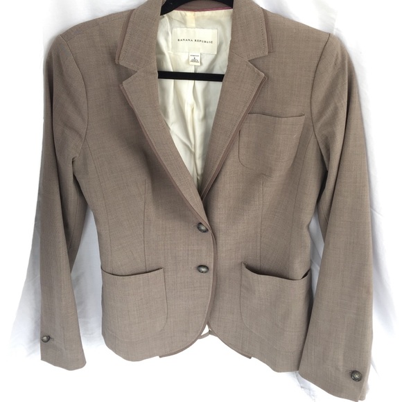 BR Wmen's size 6  light wool suit jacket. Gorgeous