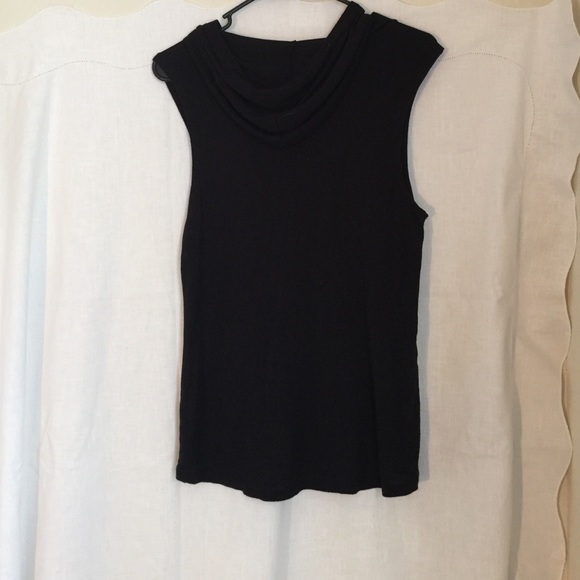Sleeveless less LOVE tank with hoodie - Picture 2 of 4