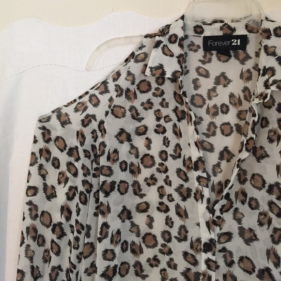 Sleeveless cheetah print cutout shoulders shirt! - Picture 2 of 4