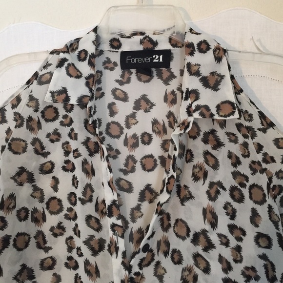Sleeveless cheetah print cutout shoulders shirt! - Picture 3 of 4