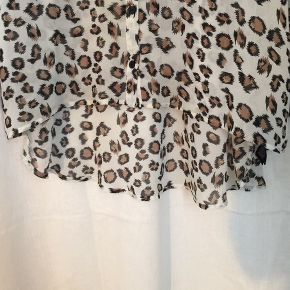 Sleeveless cheetah print cutout shoulders shirt! - Picture 4 of 4