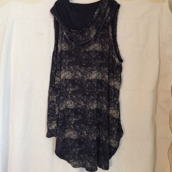 Hoodie sleeveless top! - Picture 2 of 3