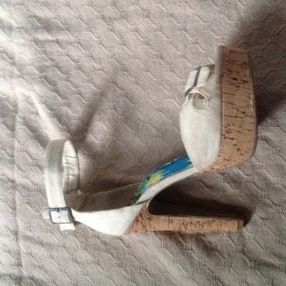 Off white cork heels. - Picture 3 of 3