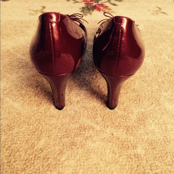 Burgundy Liz Claiborne heels! Never worn! - Picture 2 of 4
