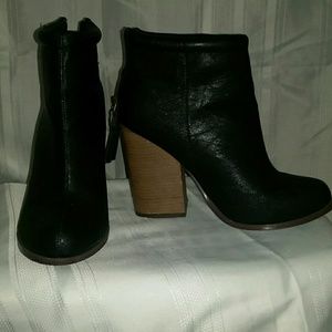 Fashionabl Black booties with brown heels and trim