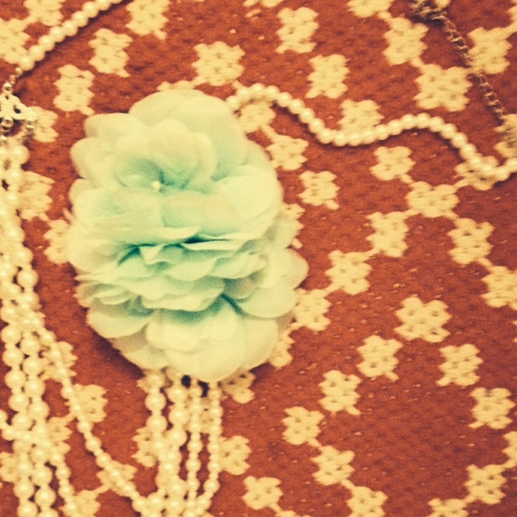 Mint flower and pearl necklace - Picture 1 of 1