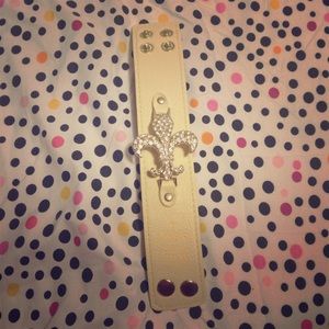 bracelet from buckle!