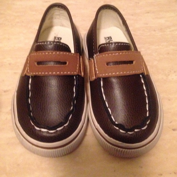 "Ruum"  American kids wear shoes