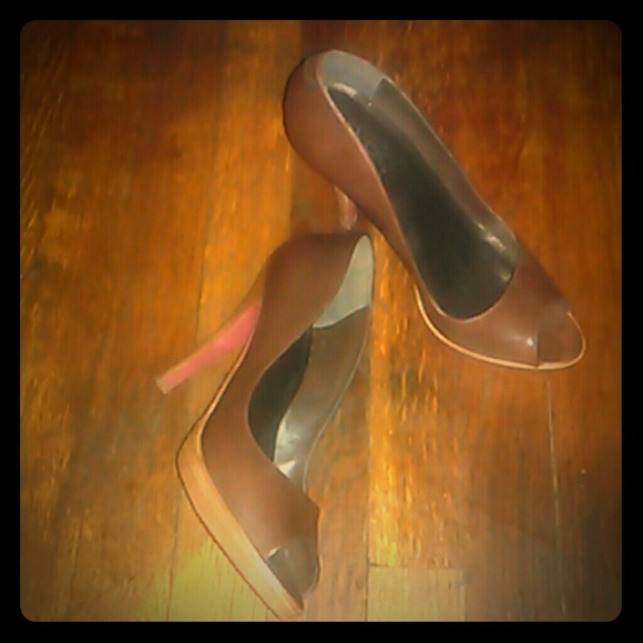 BROWN LEATHER PEEP TOE PUMPS