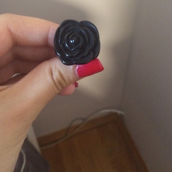 Black flower ring - Picture 2 of 3