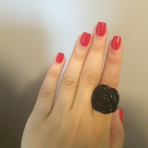 Black flower ring - Picture 3 of 3