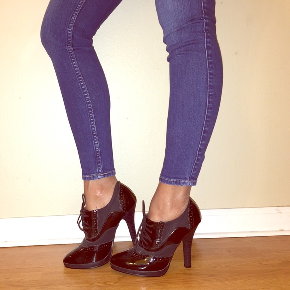 Laced black pumps