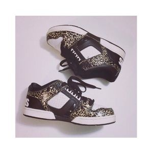 sneaker size 6.5 or 7