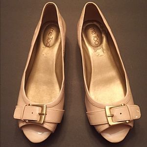 me Too peep toe buckle flats pearl pink size 6.5