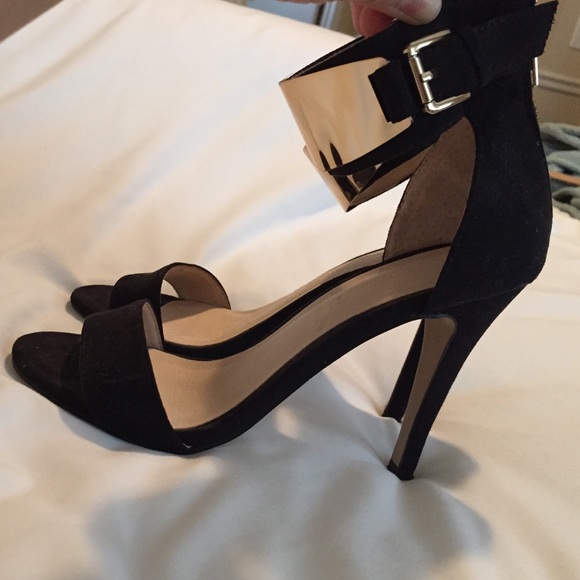 Aldo Black w/ Gold hardware strap stilleto - Picture 2 of 4