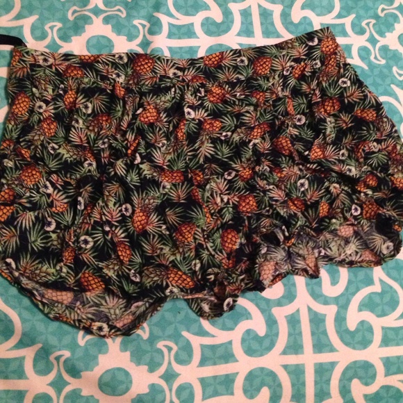 Pineapple shorts 😍