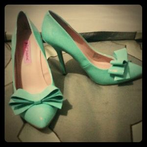 Mint Green Double Bow Tie Patent Leather Pumps