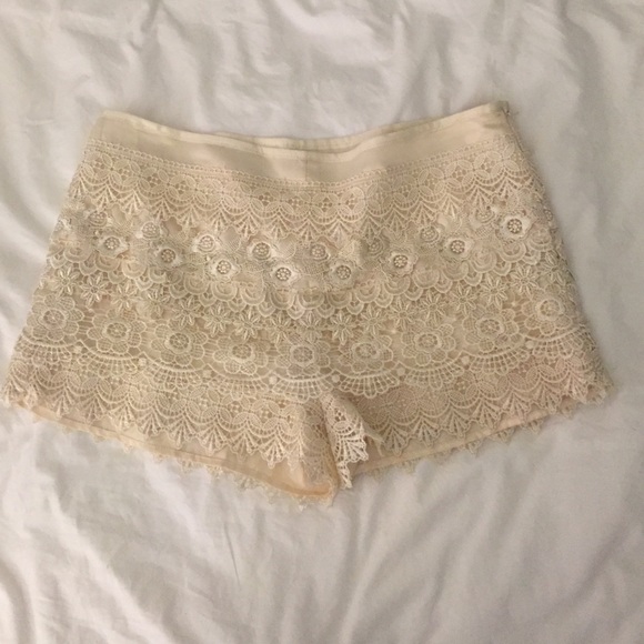 Ivory lace shorts - Picture 2 of 2