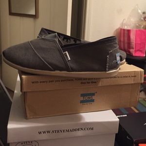 Gray Toms