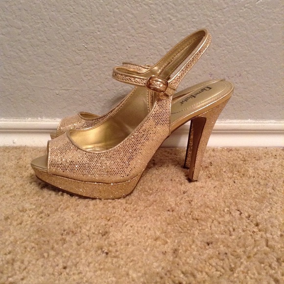 Sparkly Gold Heels! 🌟