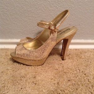 Sparkly Gold Heels! 🌟