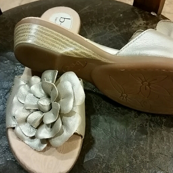 Gold comfortable sandals - Picture 2 of 2