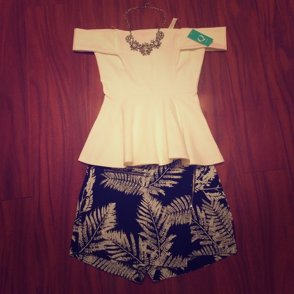 SOLD‼️Off Shoulder White Peplum Top 🎀🎀🎀 - Picture 1 of 4