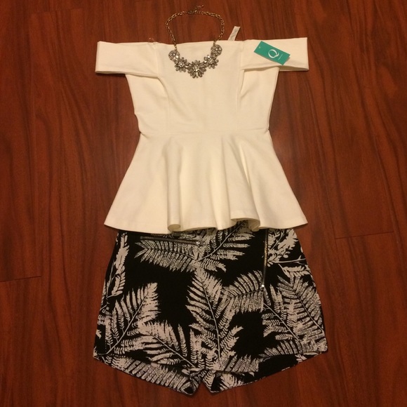 SOLD‼️Off Shoulder White Peplum Top 🎀🎀🎀 - Picture 2 of 4