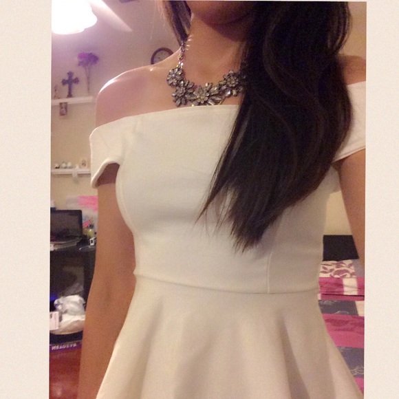 SOLD‼️Off Shoulder White Peplum Top 🎀🎀🎀 - Picture 3 of 4