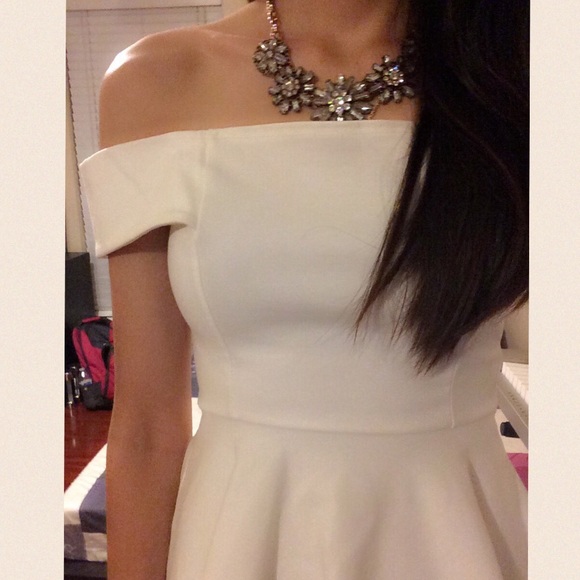 SOLD‼️Off Shoulder White Peplum Top 🎀🎀🎀 - Picture 4 of 4