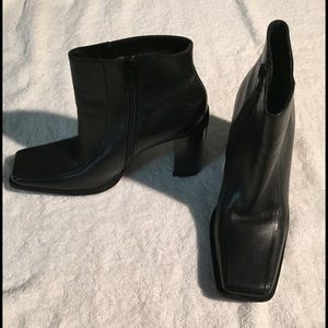 Hilliard & Hanson Women's Black Booties